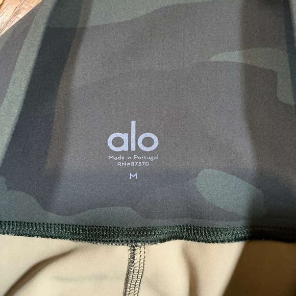 Alo Yoga High-Waist Vapor Legging in Hunter Camo Medium - Picture 6 of 8